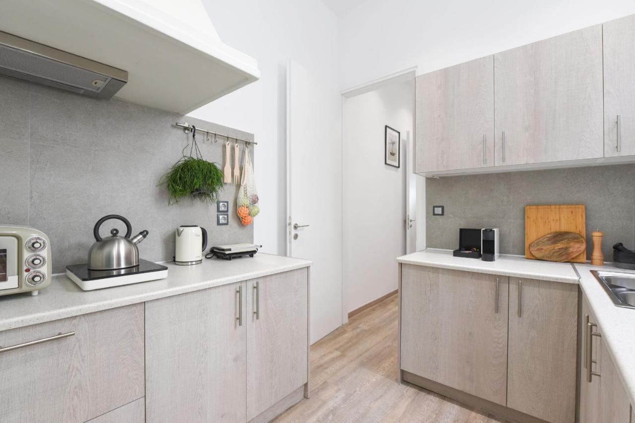 Neoclassical Apartment Near Acropolis - Livingstone Crystal アテネ エクステリア 写真