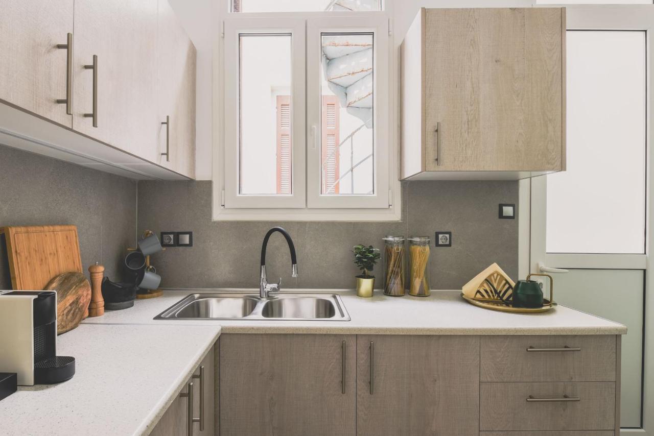 Neoclassical Apartment Near Acropolis - Livingstone Crystal アテネ エクステリア 写真