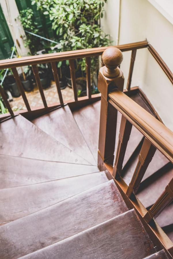 Neoclassical Apartment Near Acropolis - Livingstone Crystal アテネ エクステリア 写真