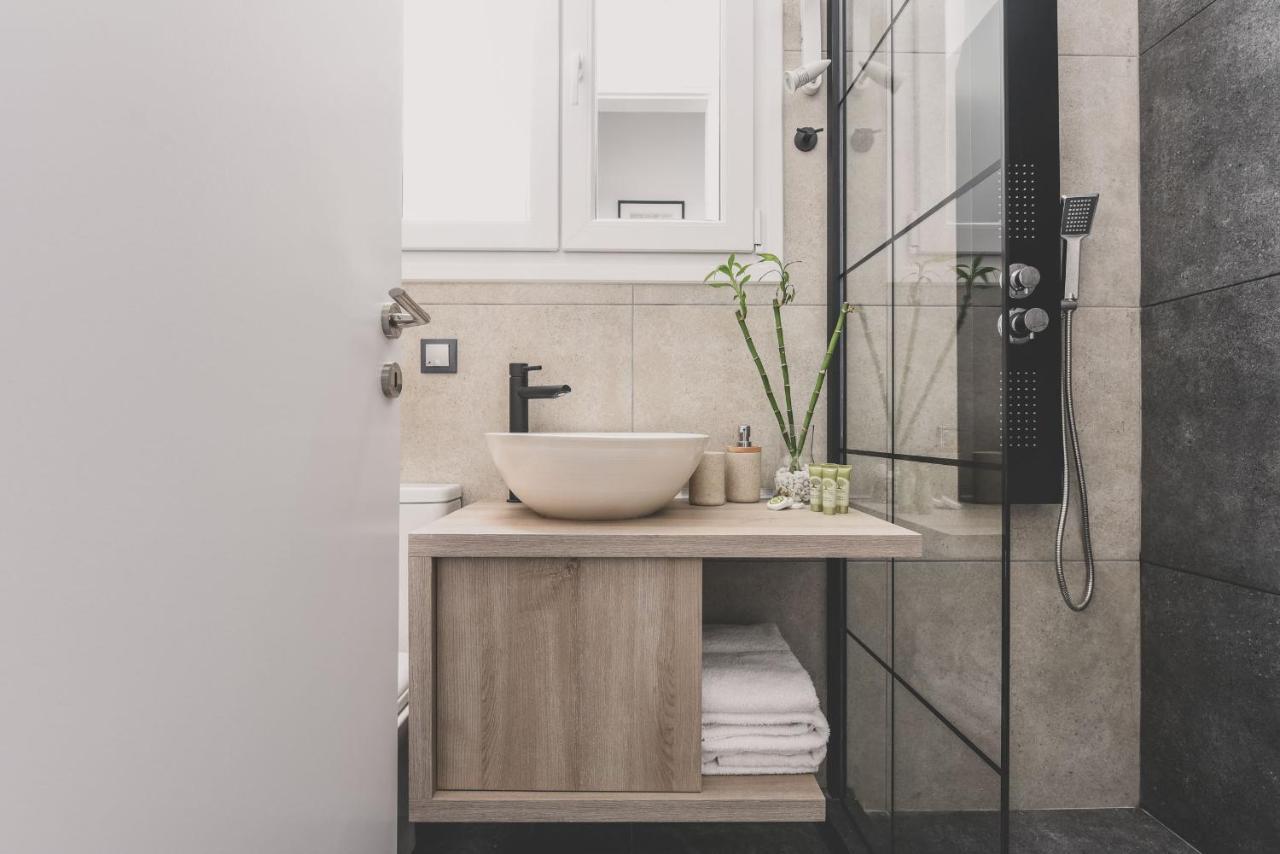 Neoclassical Apartment Near Acropolis - Livingstone Crystal アテネ エクステリア 写真
