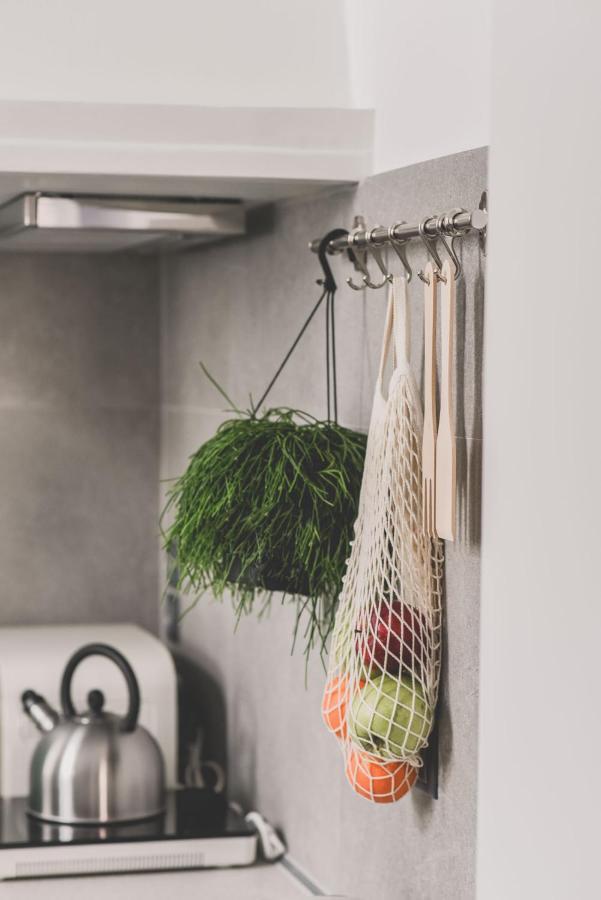 Neoclassical Apartment Near Acropolis - Livingstone Crystal アテネ エクステリア 写真